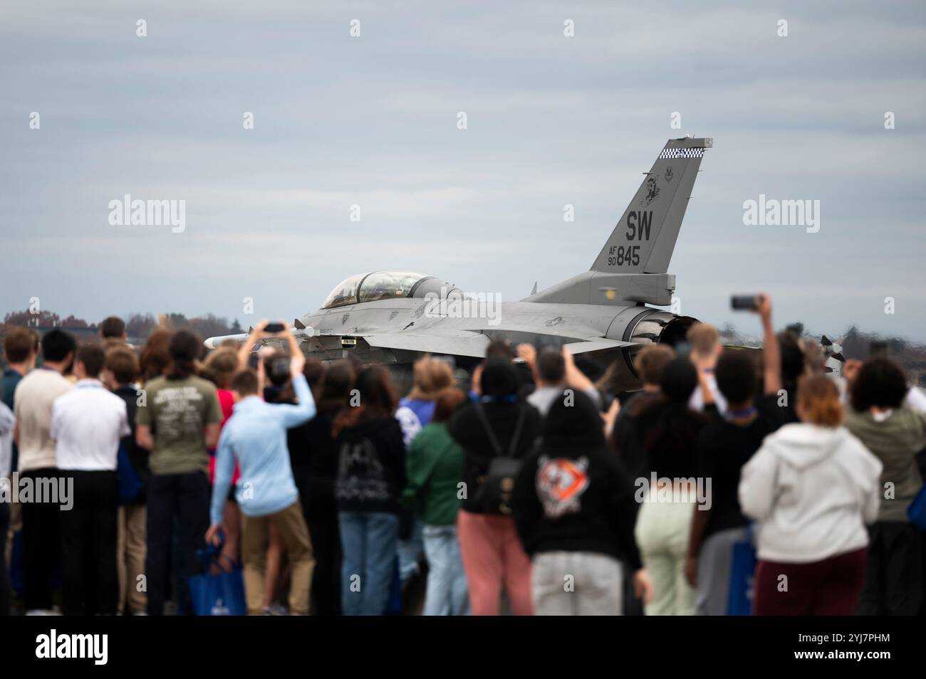 Ein F-16D Fighting Falcon, der dem 20. Fighter Wing Taxis zur Landebahn während des All-Star Leadership Day am 6. November 2024 zugeteilt wurde. CA. 500 hohe sch Stockfoto