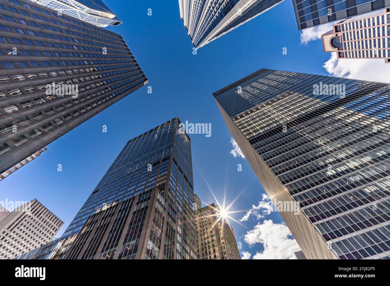 New York, USA: Blick auf Straßenebene auf die Hochhäuser in der 6th Ave & W 53rd St, Manhattan Cityscape. Stockfoto