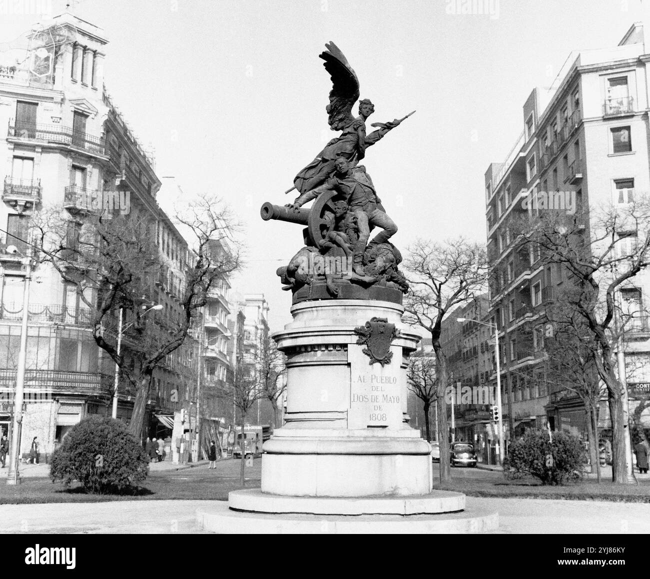 MONUMENTO CONMEMORATIVO 'AL PUEBLO DEL DOS DE MAYO DE 1808' REALIZADO EN 1891 - SITUADO EN LA PLAZA DE QUEVEDO - FOTOGRAFIA EN BLANCO. Autor: MARINAS ANICETO. Lage: AUSSEN. MADRID. SPANIEN. Stockfoto