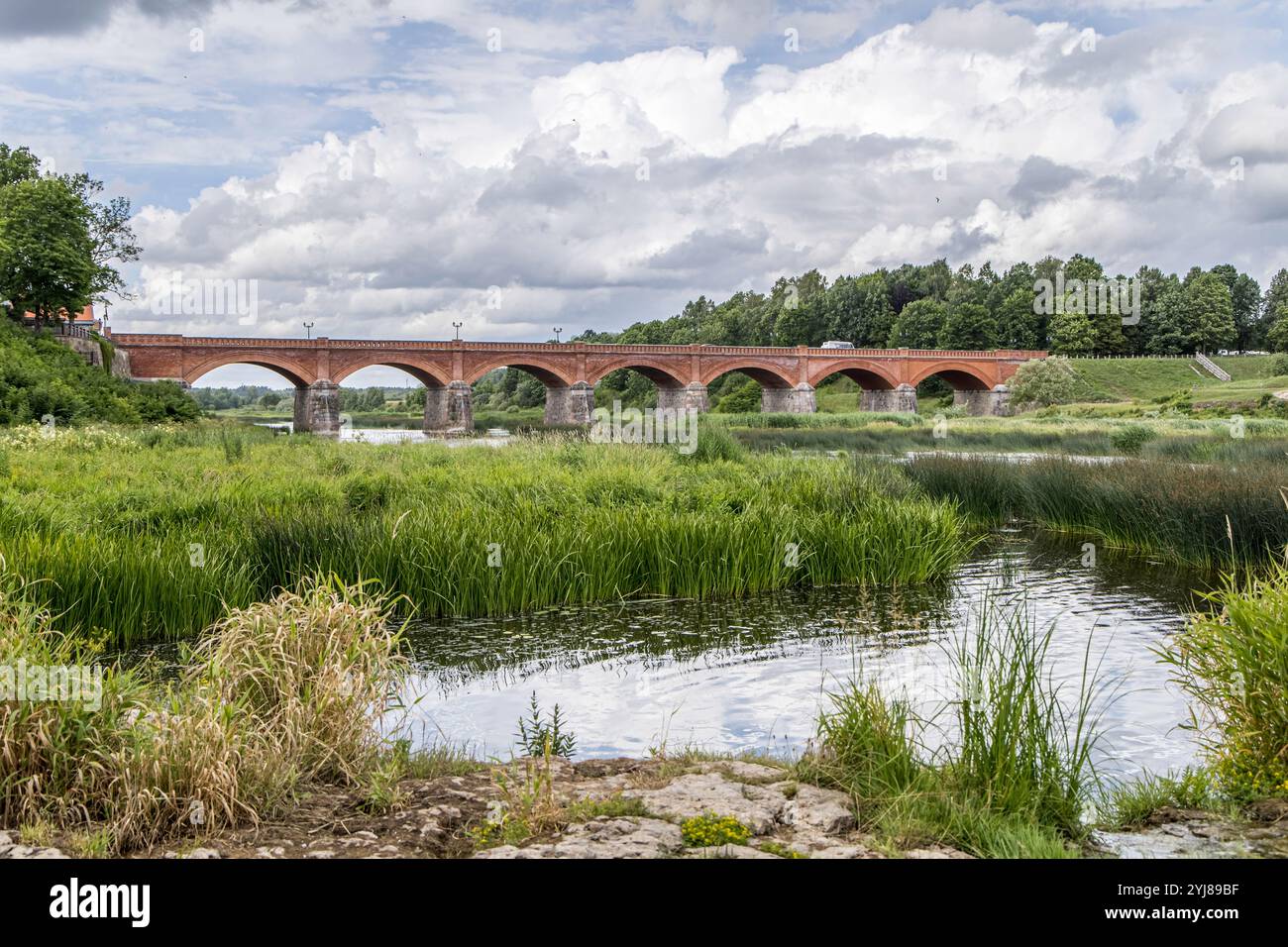 Die alte Ziegelbrücke Kuldigas über die Venta wurde 1874 erbaut und ist die längste Brücke dieser Art von Straßenbrücke in Europa. In der Nähe ist die Wid Stockfoto