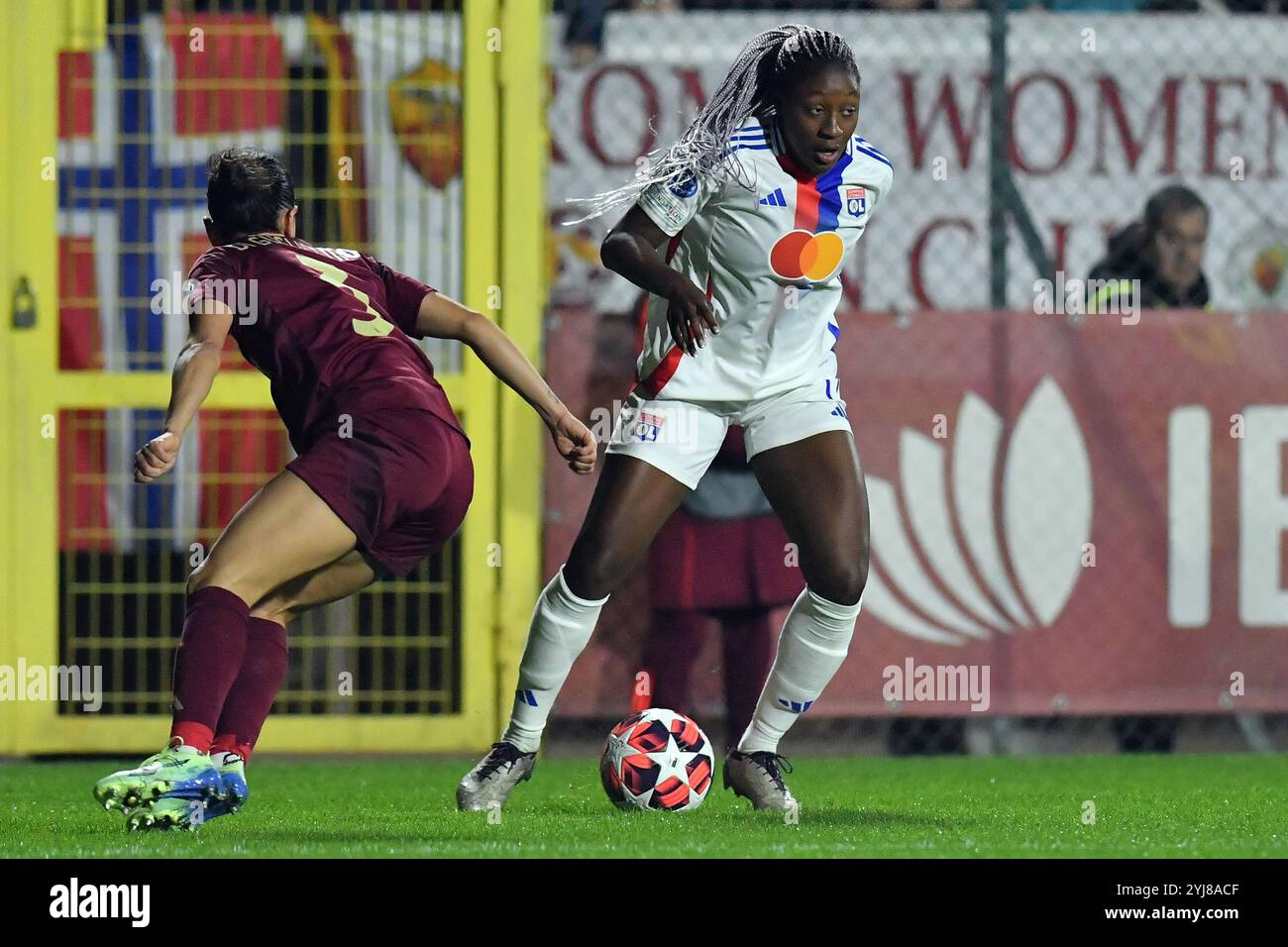 Roma, Latium. November 2024. Lucia Di Guglielmo von AS Roma, Kadidiatou Diani von Olympique Lyonnais während des WomenÕs Champions League-Spiels zwischen Roma Frauen und Olympique Lyonnais Frau im Tre Fontane-Stadion in Rom, Italien, 13. November 2024. Quelle: massimo insabato/Alamy Live News Stockfoto