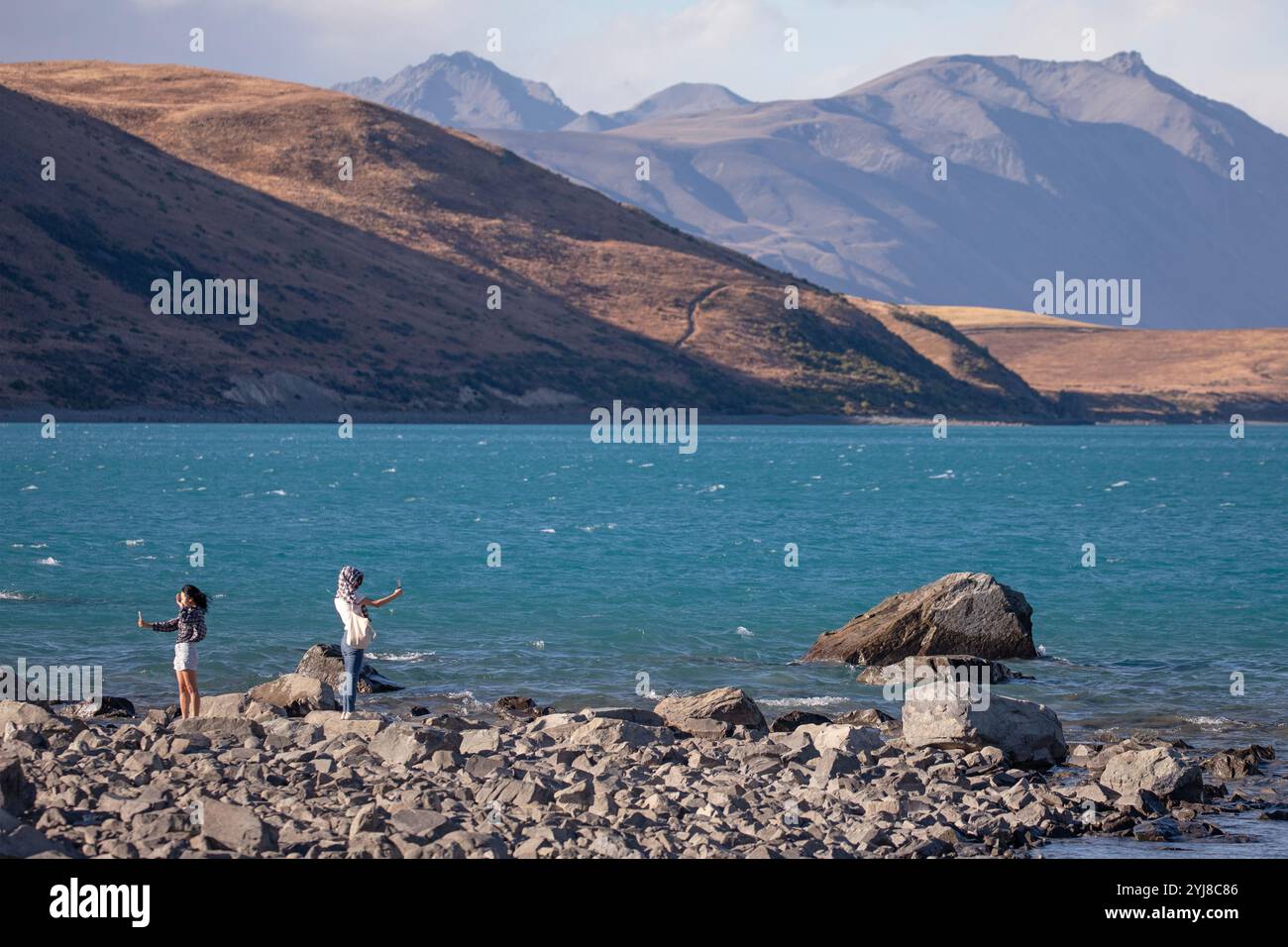 Touristen genießen die Aussicht rund um den Tekapo-See. Stockfoto