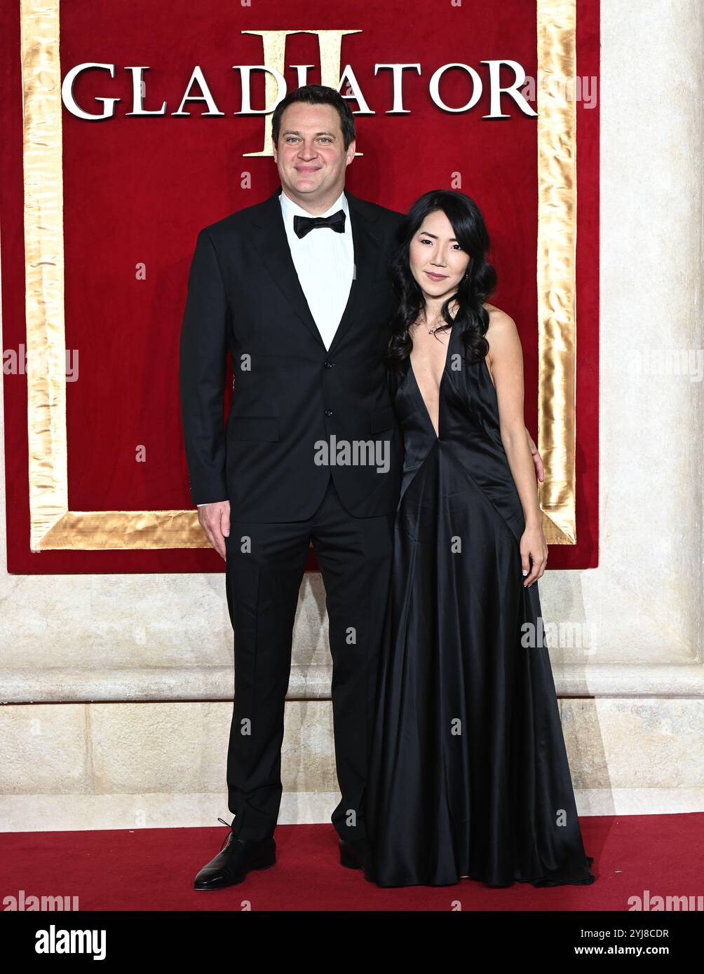 LONDON, GROSSBRITANNIEN. November 2024. Michael Pruss und Marika Takeuchi Pruss besuchen „Gladiator II“ die Royal Film Performance und Global Premiere im ODEON Luxe, Leicester Square in London, Großbritannien. (Foto von 李世惠/siehe Li/Picture Capital) Credit: Siehe Li/Picture Capital/Alamy Live News Stockfoto