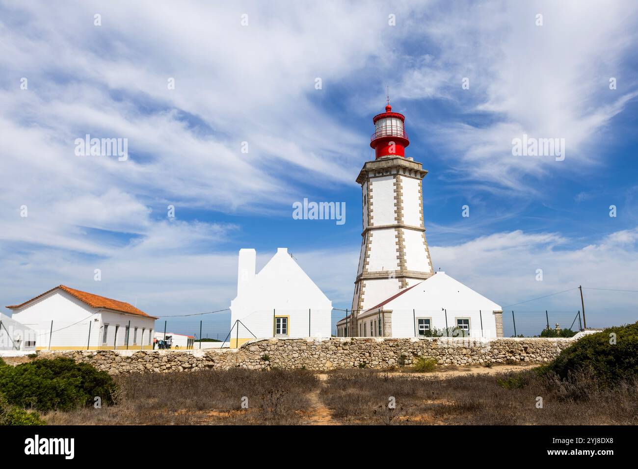 Leuchtturm, erbaut 1790 am Cape Espichel, einem wunderschönen Hochplateau auf 130 m über dem Meeresspiegel an der Atlantikküste Portugals Stockfoto