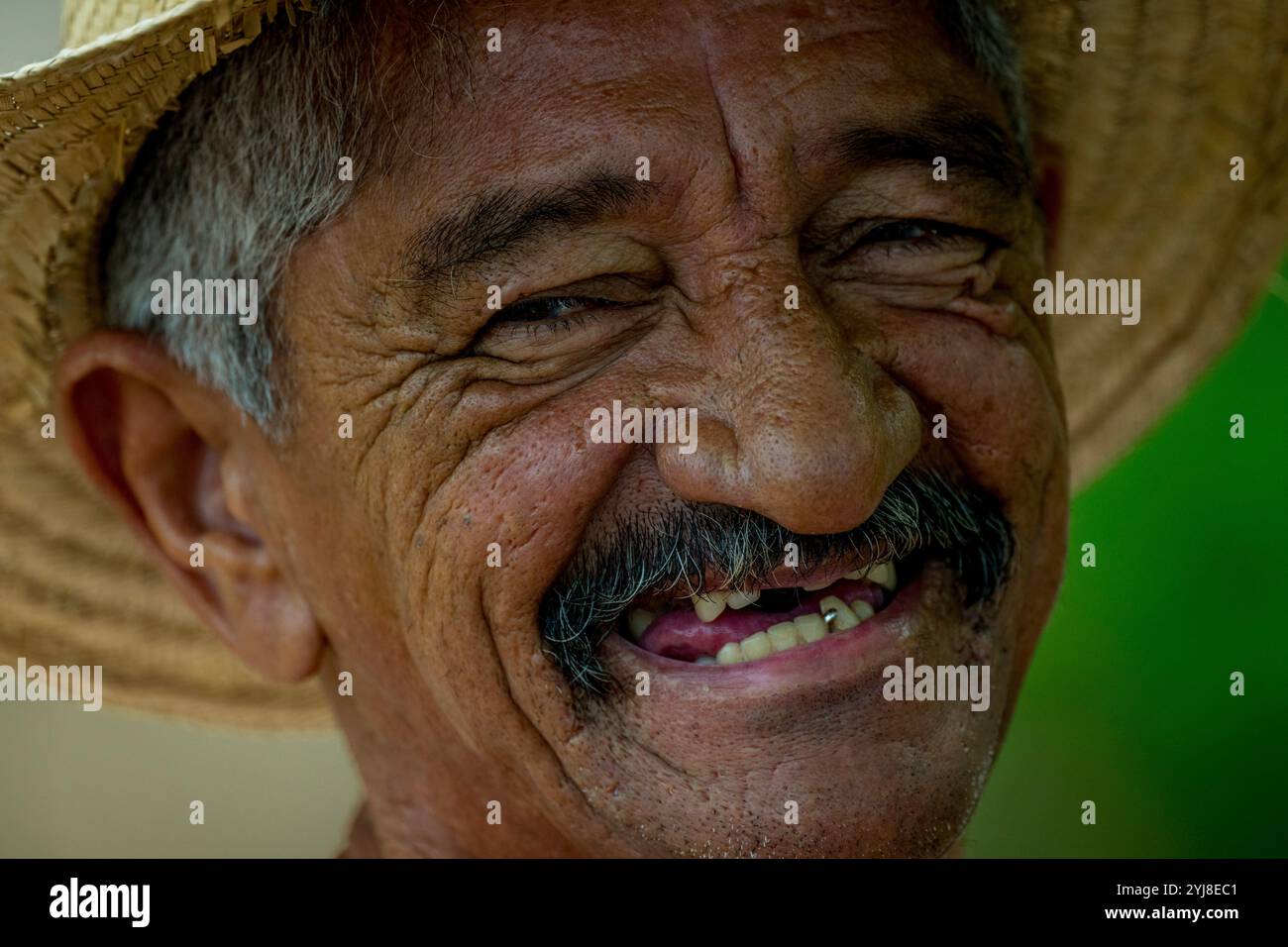 Porträt eines lächelnden Mannes, der in der Aguape Lodge im südlichen Pantanal, Mato Grosso do Sul, Brasilien, arbeitet. Stockfoto