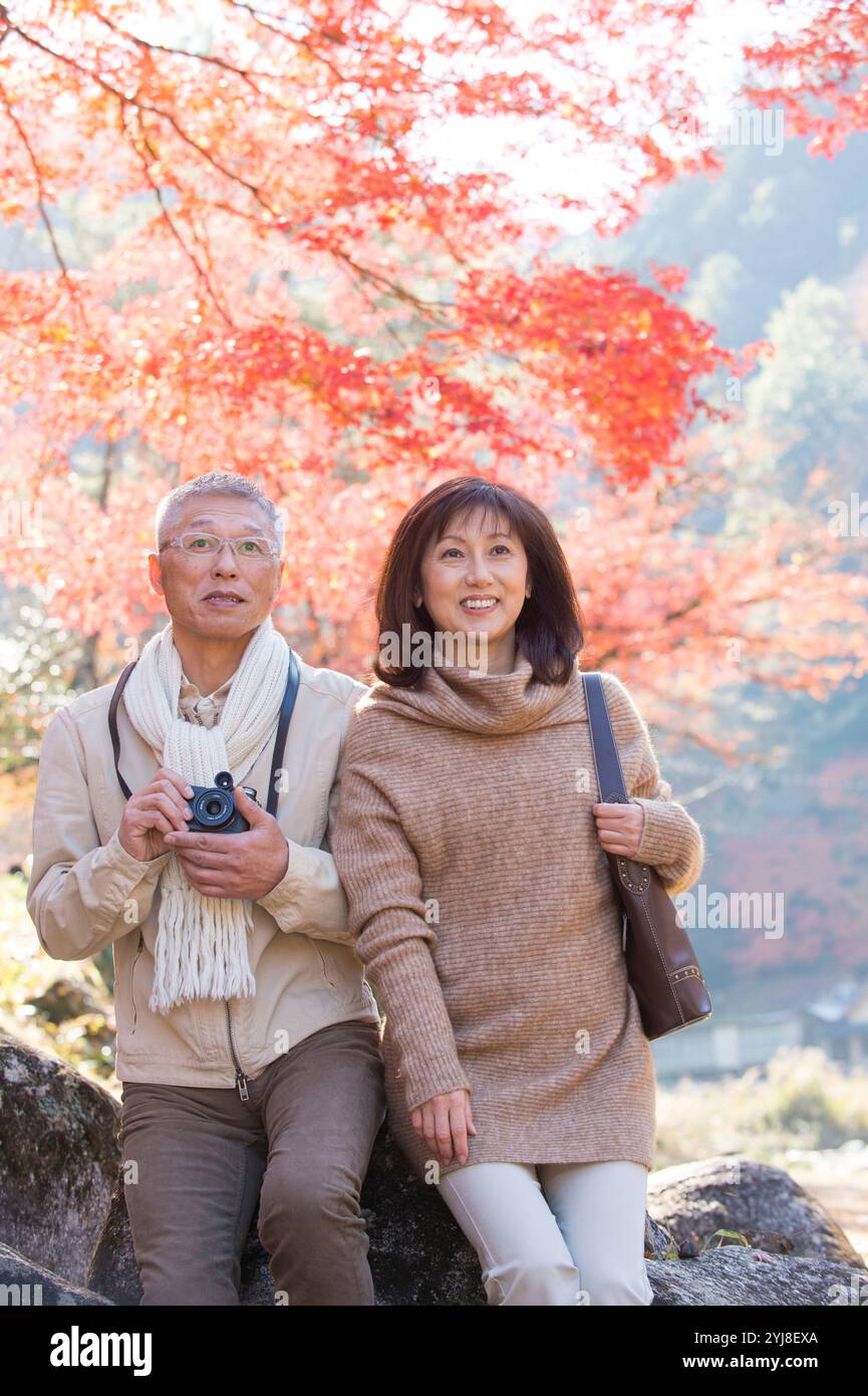 Paare mittleren Alters und ältere Paare genießen Herbstlaub-Peeping Stockfoto