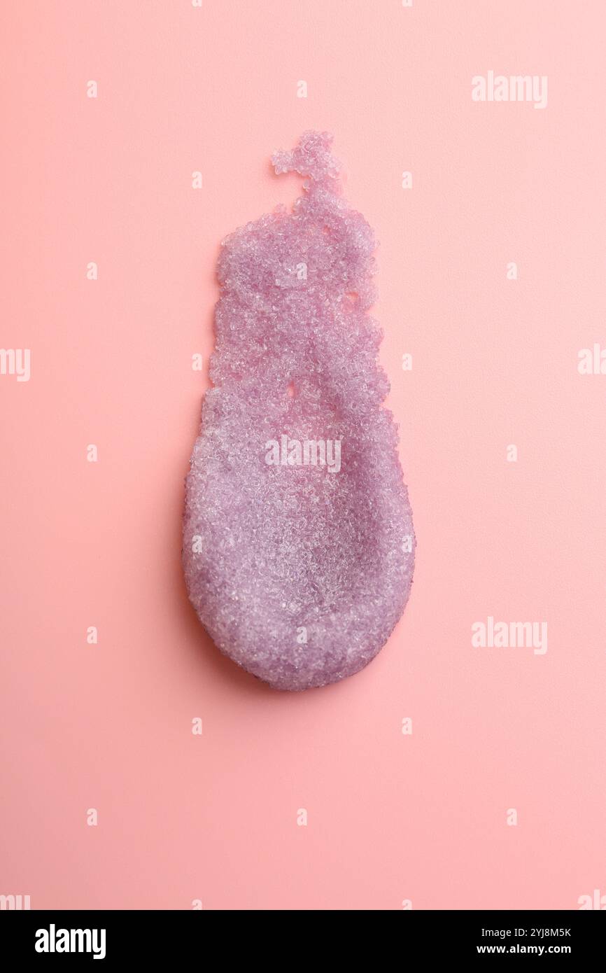 Abstriche von Körperpeeling auf hellrosa Hintergrund, Draufsicht Stockfoto