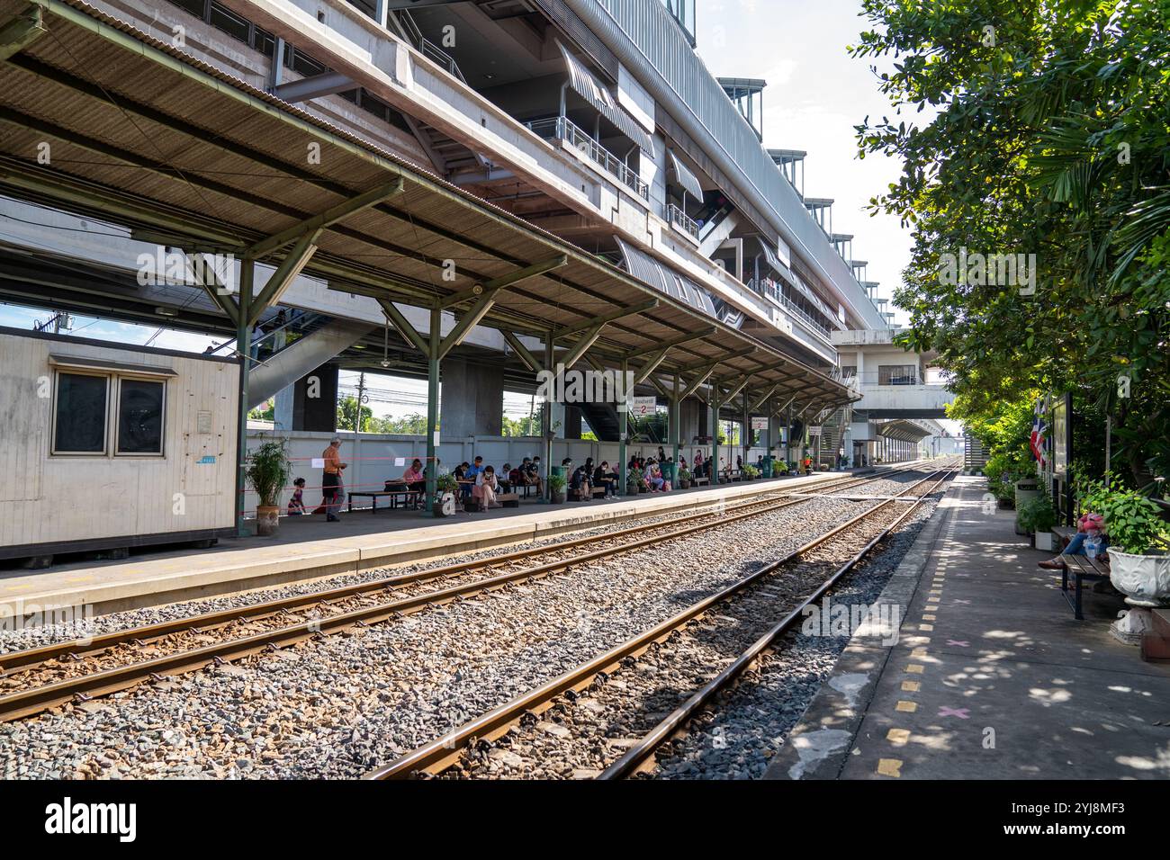 Bangkok, Thailand - 26. Sep 2020, The Environment of Ladkrabang Bahnhofsplattform mit den Einheimischen herum warteten sie auf Transpor Stockfoto