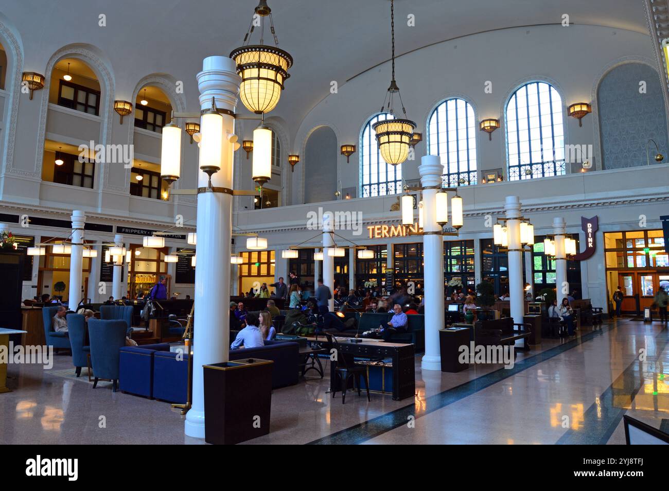 Die Innenlobby der historischen Union Station in Denver dient als Lounge für die Einheimischen und die Pendler, die im Zug warten Stockfoto