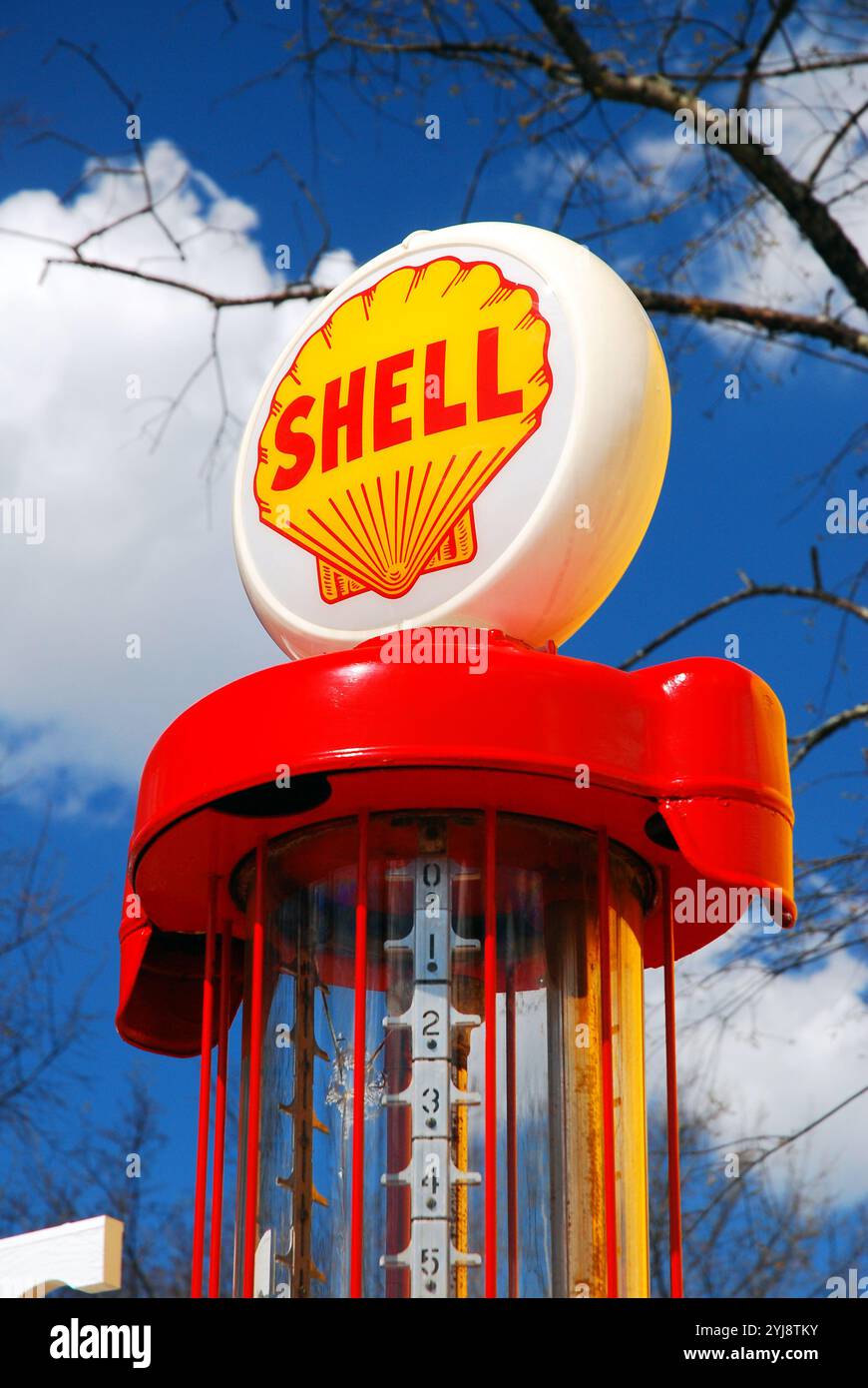 An einer historischen Shell-Tankstelle in Winston-Salem, North Carolina, befinden sich noch heute ein Porzellandeckel und eine Glasgaspumpe Stockfoto