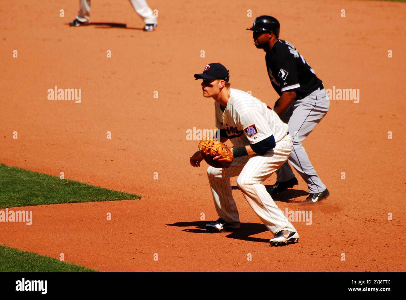 Ein erster Baseman hält einen Läufer auf der Basis während eines Baseballspiels mit den Minnesota Twins im Target Field Stockfoto