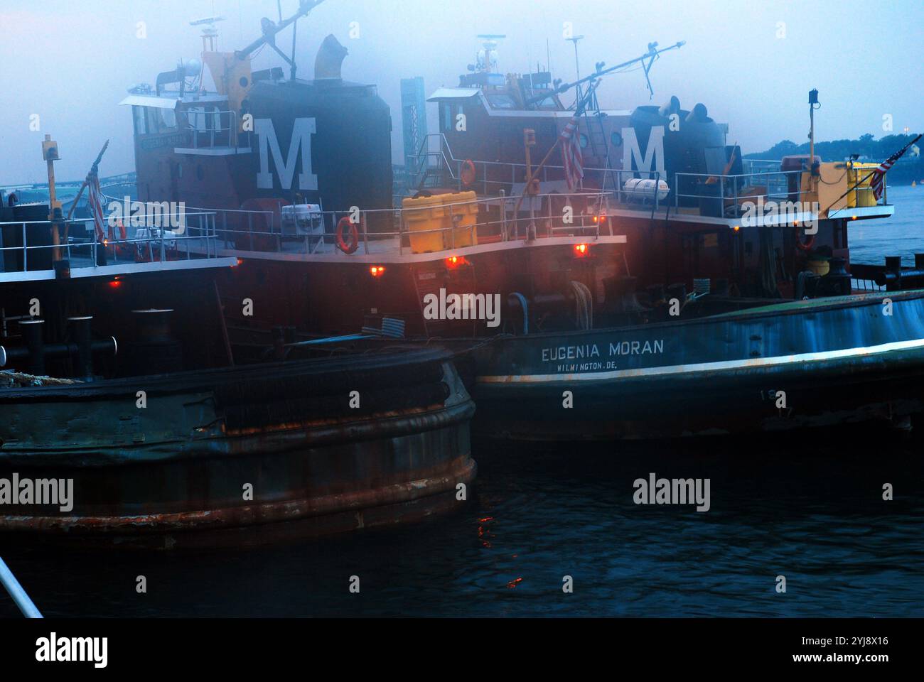 Ein Nebel umhüllt eine Flotte von Schleppbooten im Hafen von Portsmouth, New Hampshire Stockfoto