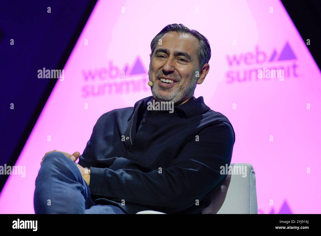 Lissabon, Portugal. November 2024. Tony Goncalves, Executive Producer Tribeca Festival Lisboa, spricht am zweiten Tag des Web Summit 2024 in Lissabon vor dem Publikum. Quelle: SOPA Images Limited/Alamy Live News Stockfoto