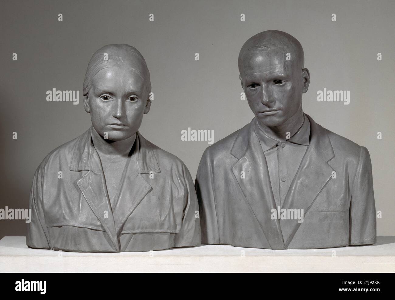 BUSTOS DE ANTONIO Y MARIA - 1967 - MADERA PATINADA. AUTOR: ANTONIO LOPEZ GARCIA. Ort: PRIVATSAMMLUNG. SUIZA. Schweiz. MARI. ANTONIO LOPEZ GARCIA. MARIA MORENO. Stockfoto