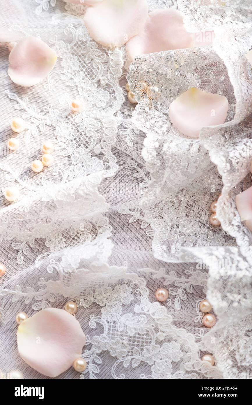 Rosenblätter auf überlappender Spitze Stockfoto