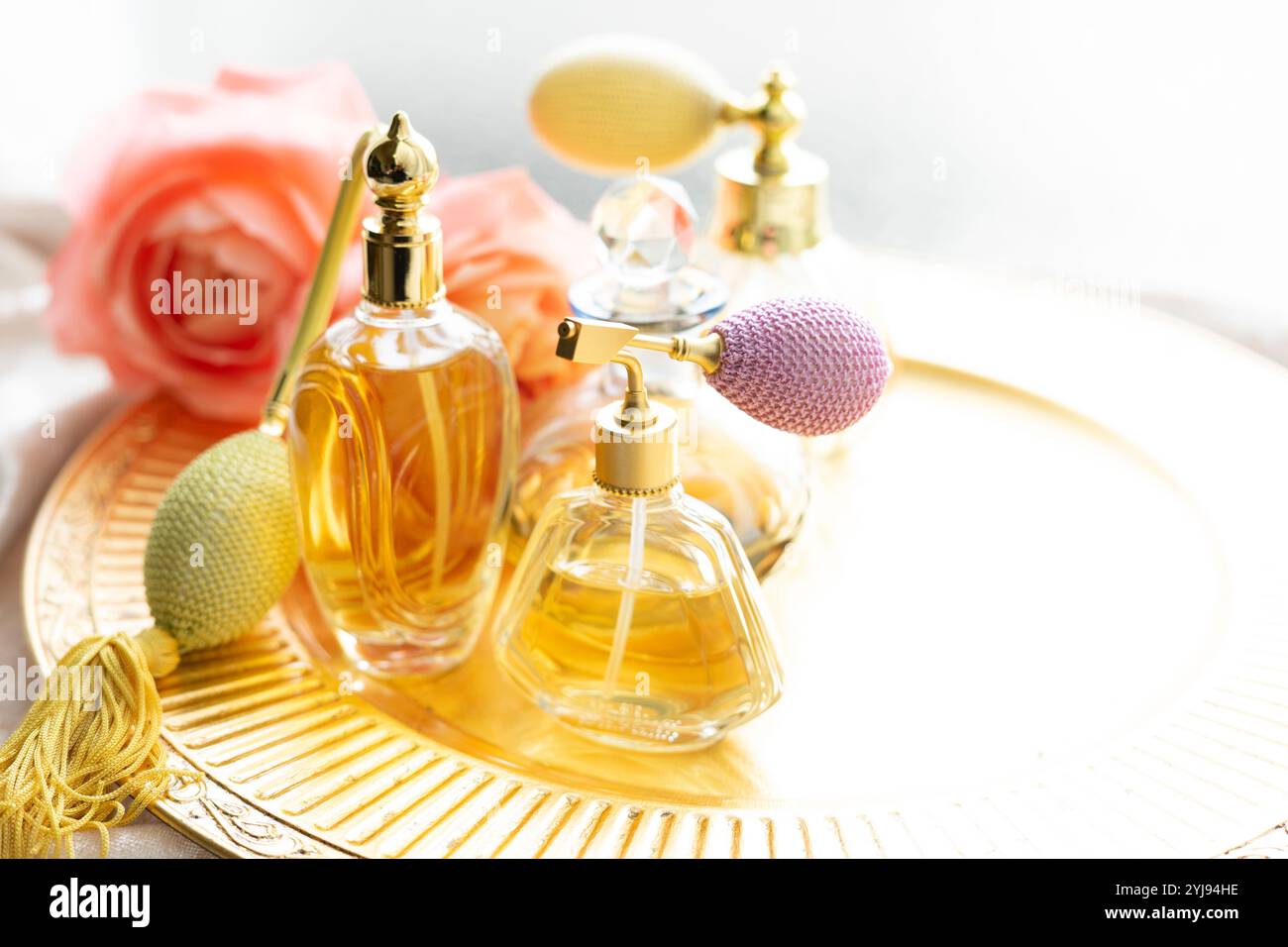 Klassische Parfümflasche und Rosen Stockfoto