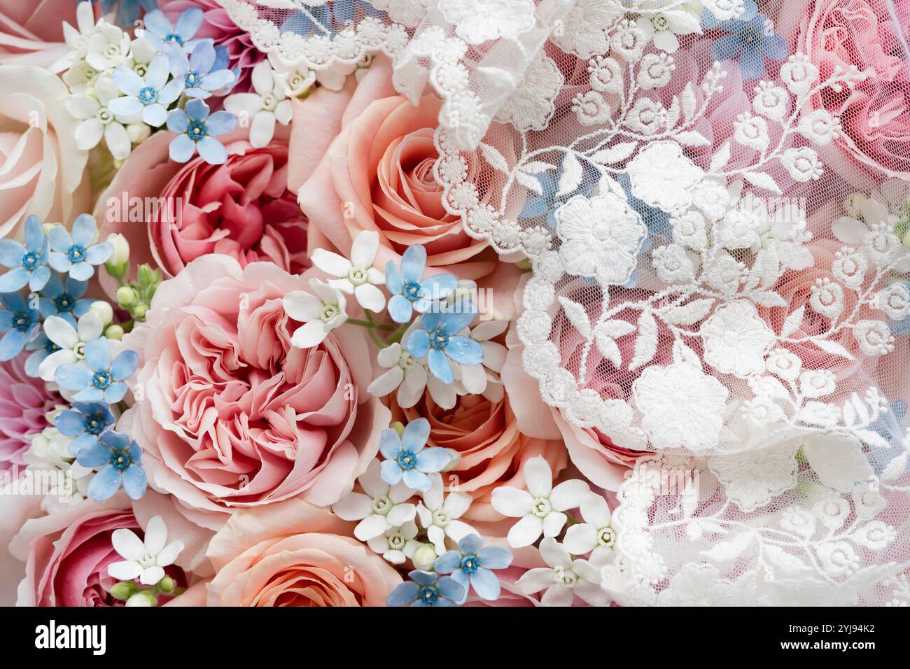 Spitze auf farbenfrohem Blumenarrangement Stockfoto