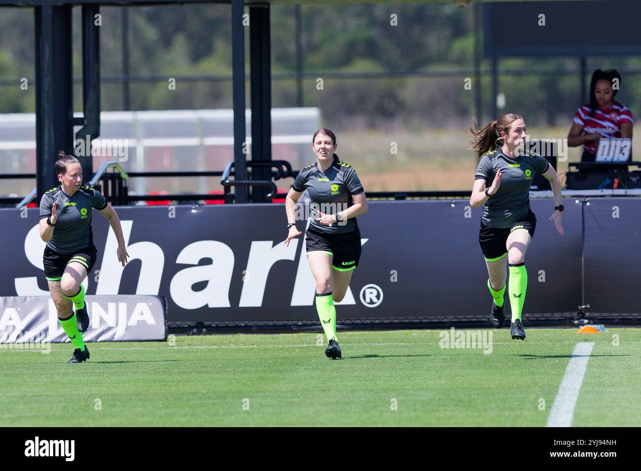 Die Schiedsrichter wärmen sich vor dem A-League Women RD2 Spiel zwischen den Wanderers und Adelaide am 10. November 2024 im Wanderers Football Park in Sydne auf Stockfoto