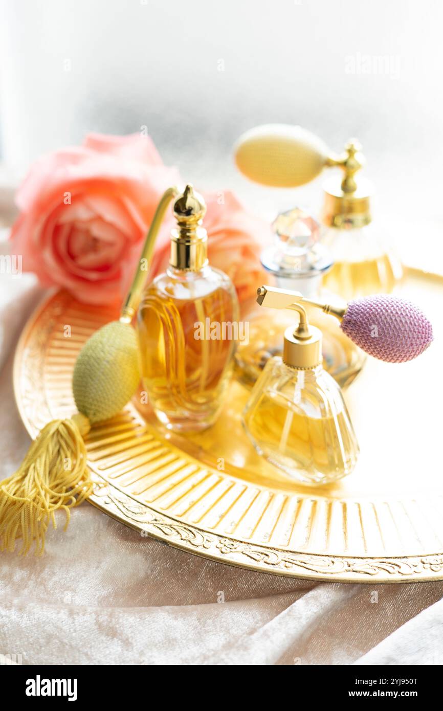 Klassische Parfümflasche und Rosen Stockfoto
