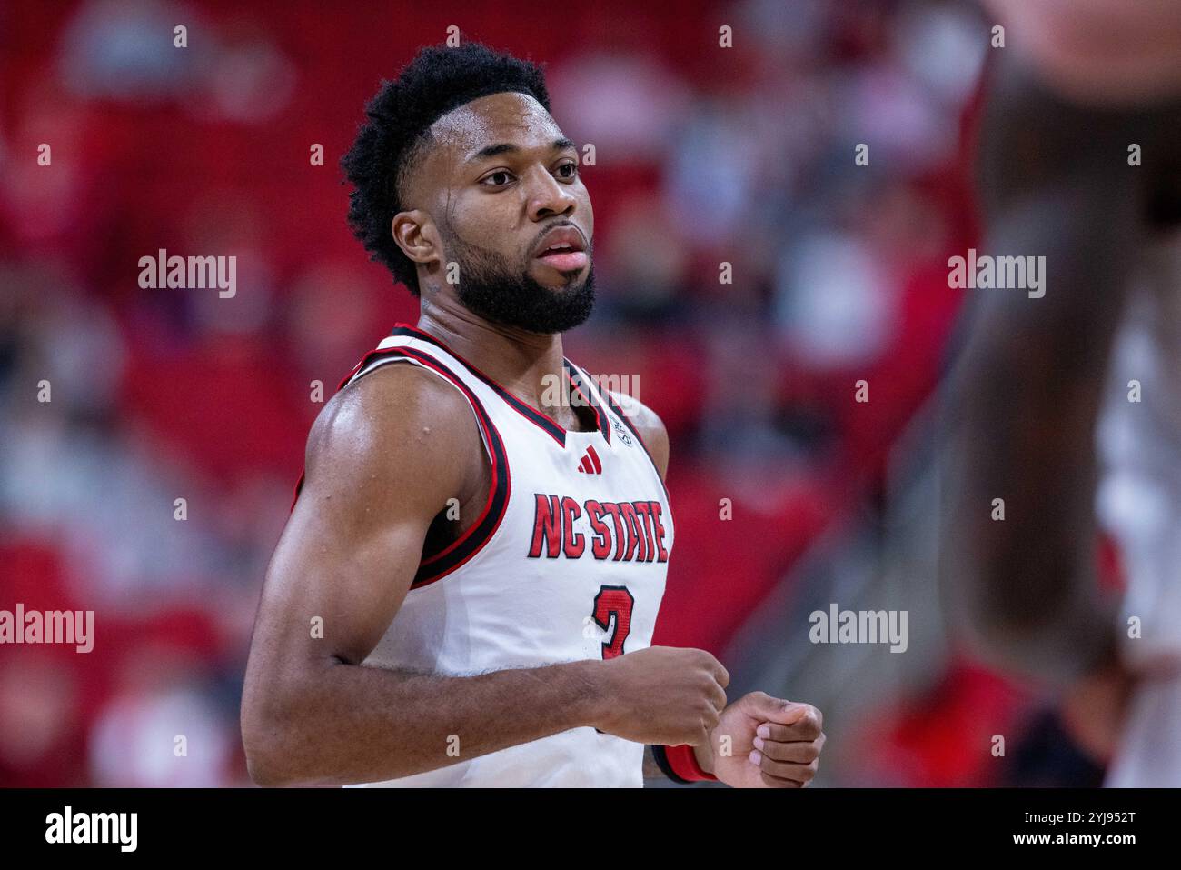 Raleigh, NC, USA. November 2024. North Carolina State Wolfpack hütet Dontrez Styles (3) in der ersten Halbzeit gegen die Coastal Carolina Chanticleers im NCAA Basketball Matchup in der PNC Arena in Raleigh, NC. (Scott Kinser/CSM). Quelle: csm/Alamy Live News Stockfoto