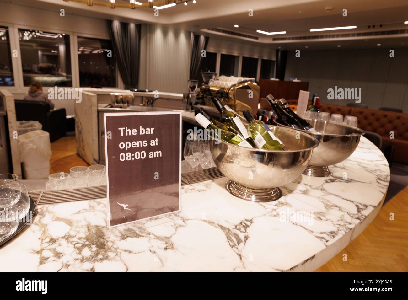 12. Nov. 2024. London, Großbritannien. Eine Bar in der Quantas Airline Lounge im London Heathrow Terminal 3. Stockfoto