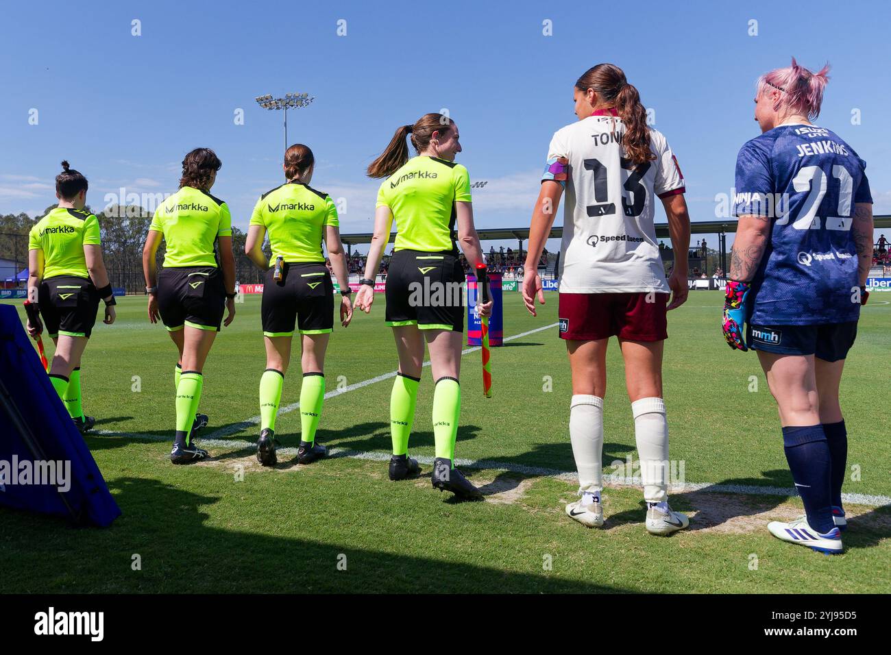 Match Schiedsrichter und Spieler von Adelaide United stehen auf dem Feld vor dem A-League Women RD2 Spiel zwischen den Wanderers und Adelaide bei Wanderers Fo Stockfoto