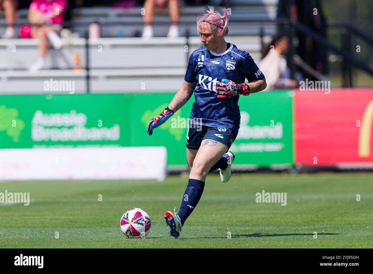 Claudia Jenkins von Adelaide United bereitet sich darauf vor, den Ball während des A-League Women RD2-Spiels zwischen den Wanderers und Adelaide im Wanderers Footb zu kicken Stockfoto