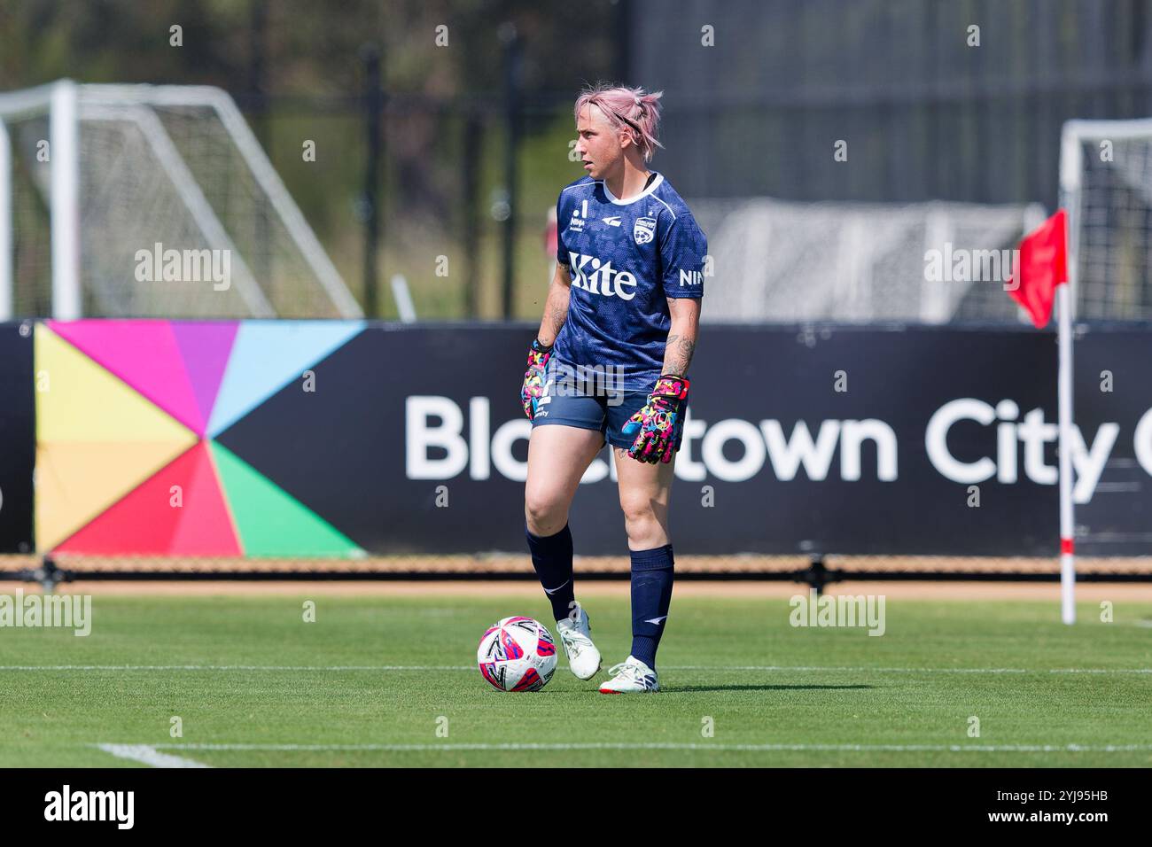 Torhüterin Claudia Jenkins von Adelaide United bereitet sich darauf vor, den Ball während des A-League Women RD2-Spiels zwischen den Wanderers und Adelaide in Wan zu kicken Stockfoto