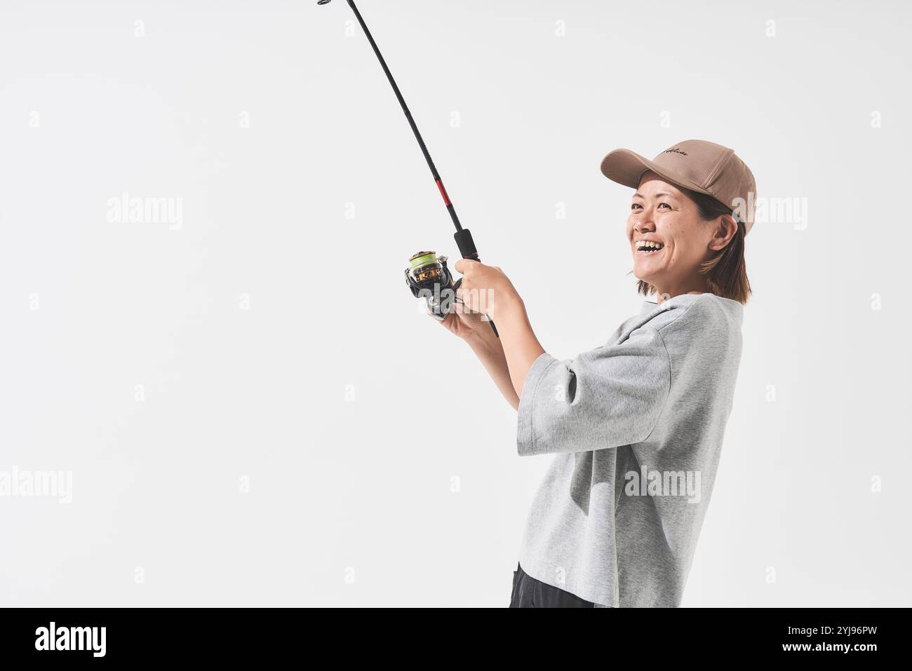 Frau fischt mit weißer Tasche Stockfoto