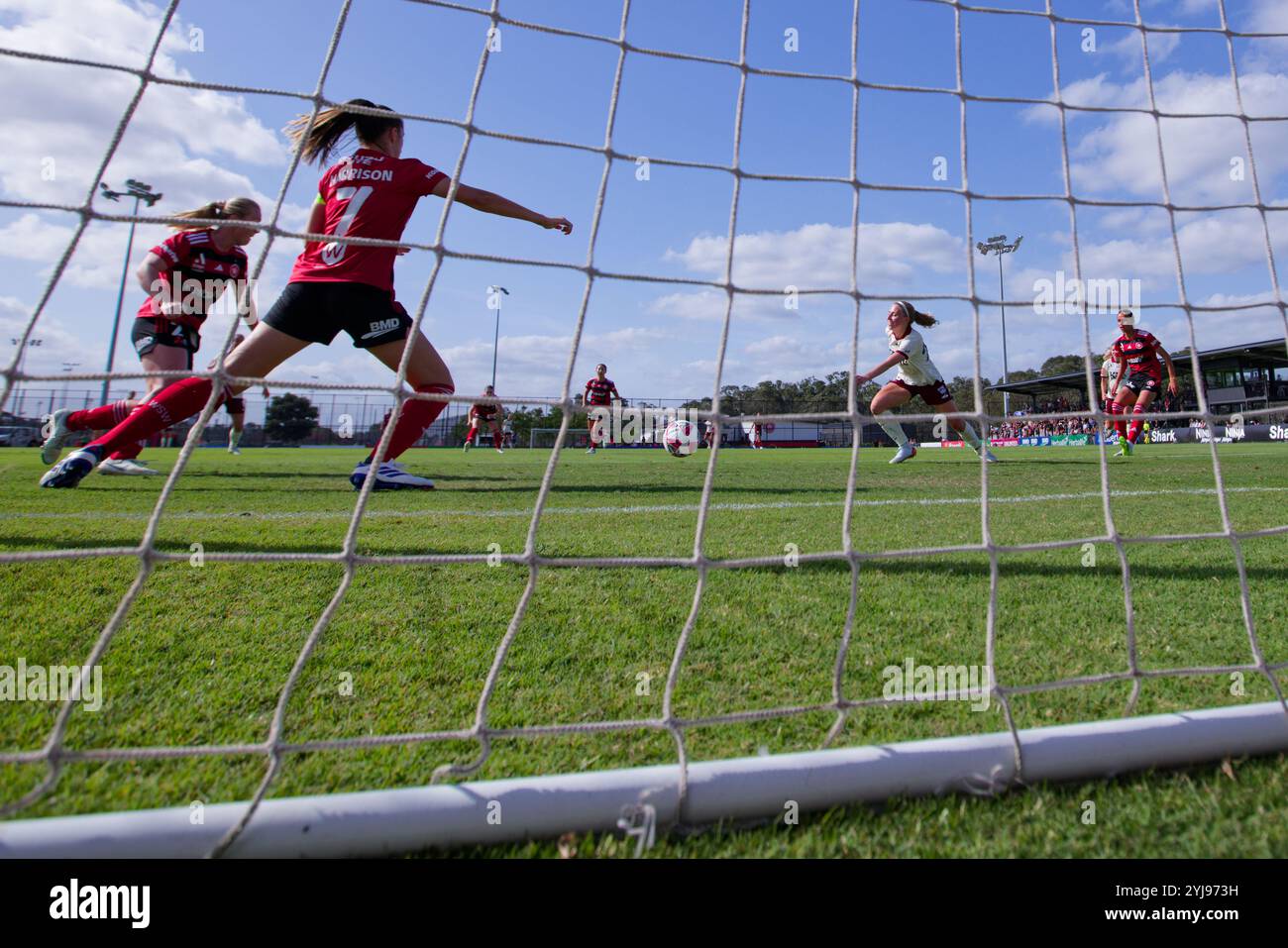 Amy Harrison von den Wanderers versucht zu verhindern, dass der Ball Fiona Worts von Adelaide United während des A-League Women RD2-Spiels bei Wanderer erreicht Stockfoto