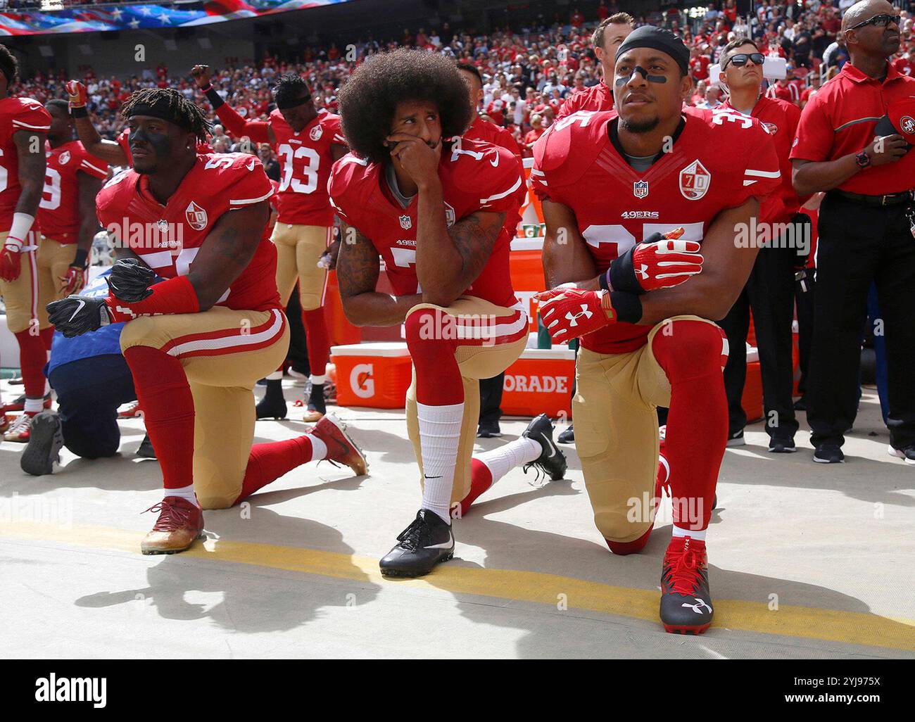 Santa Clara, USA. Oktober 2016. Eli Harold (58), Colin Kaepernick (7) und Eric Reid (35) von den San Francisco 49ers knien während der Nationalhymne vor einem Spiel gegen die Dallas Cowboys am 2. Oktober 2016 im Levi's Stadium in Santa Clara, Kalifornien. (Foto: Nhat V. Meyer/Bay Area News Group/TNS/SIPA USA) Credit: SIPA US/Alamy Live News Stockfoto
