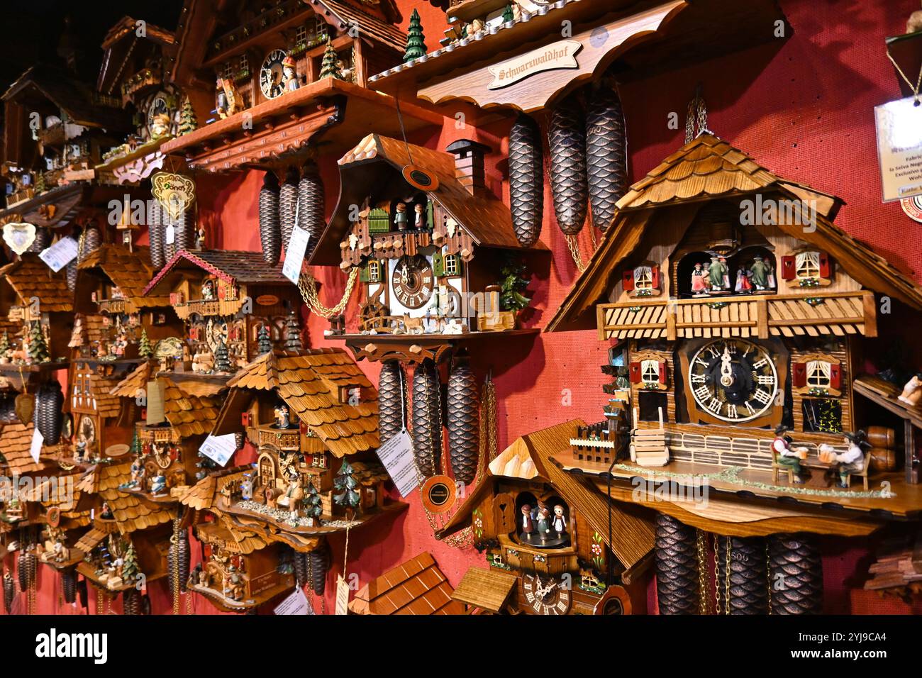 Auswahl an Kuckucksuhren in einem Geschäft – Brügge, Belgien – 23. Oktober 2024 Stockfoto