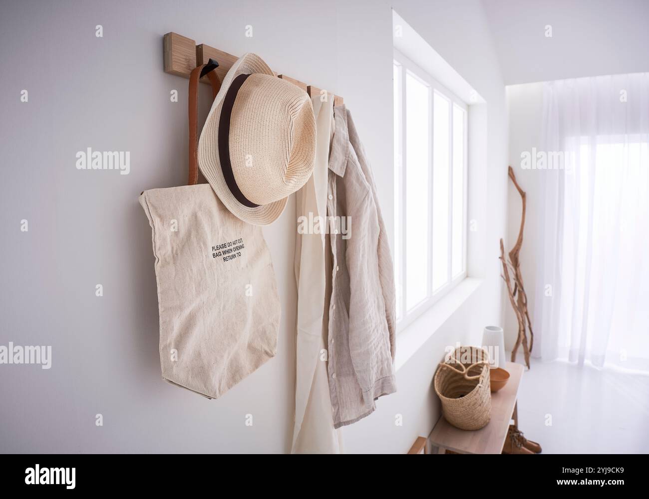 Wandhaken und Treibholz an der Wand Stockfoto
