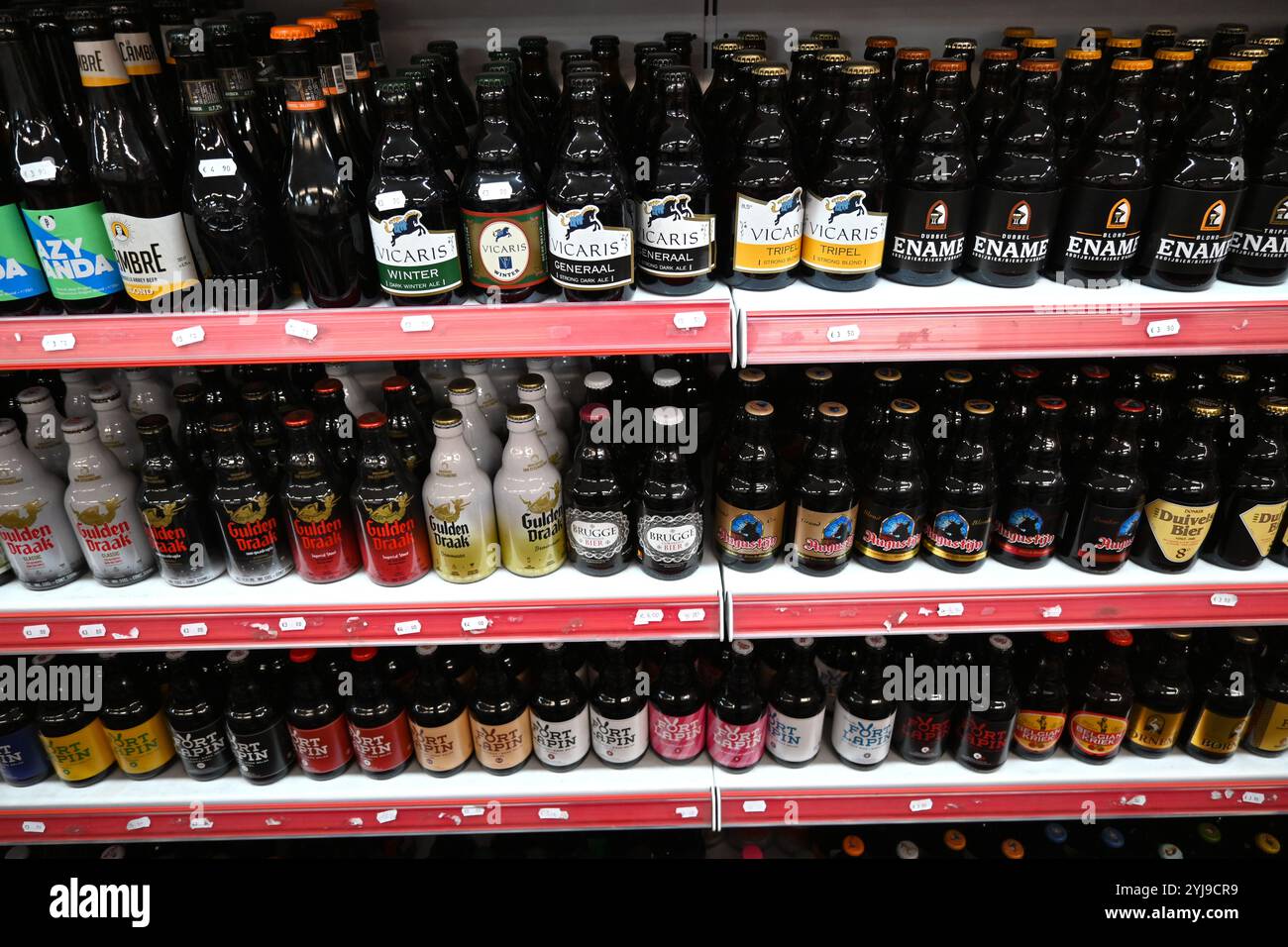 Belgische Biermarken auf einem Regal – Brügge, Belgien – 23. Oktober 2024 Stockfoto