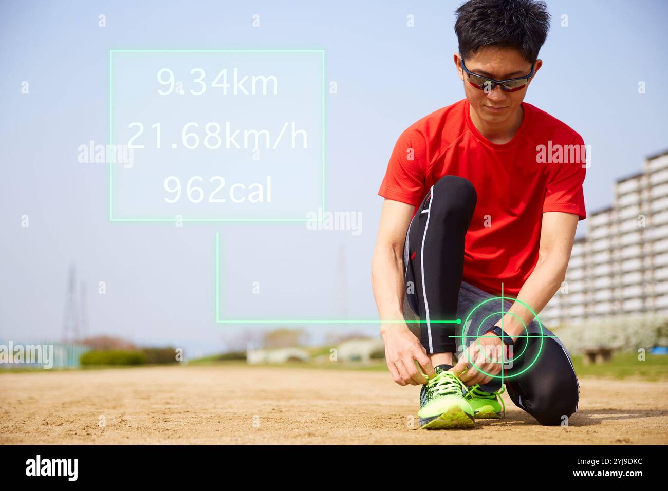 Der Läufer bindet seine Schnürsenkel auf dem Sportplatz Stockfoto