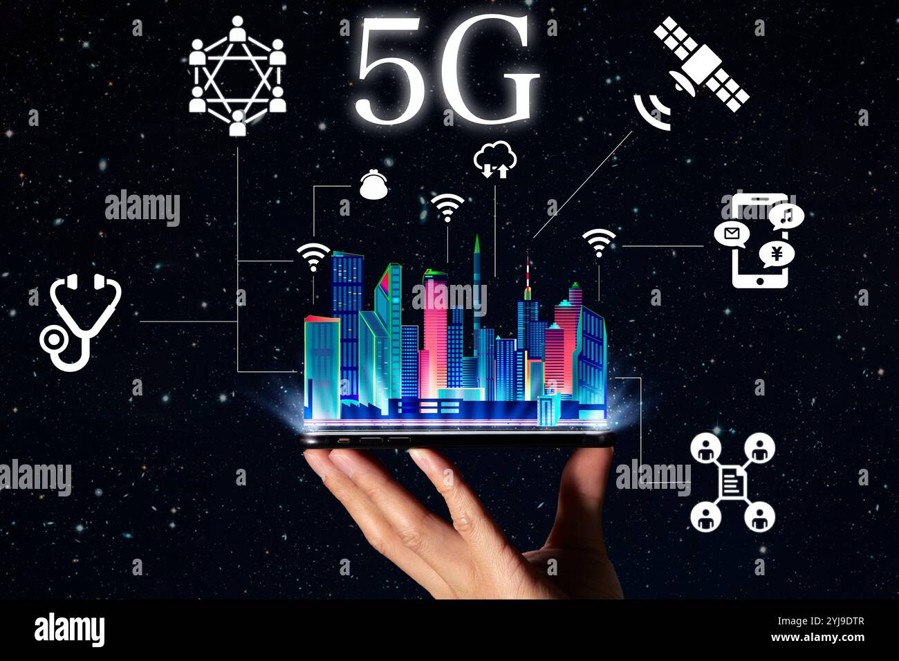 Smartphone in einer Hand gehalten, Netzwerk verteilt sich über die Stadt Stockfoto