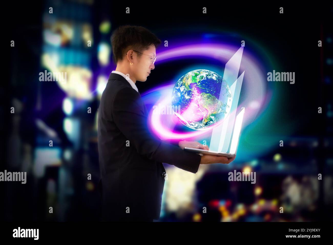 Mann im Anzug und Erde, der Laptop hält Stockfoto