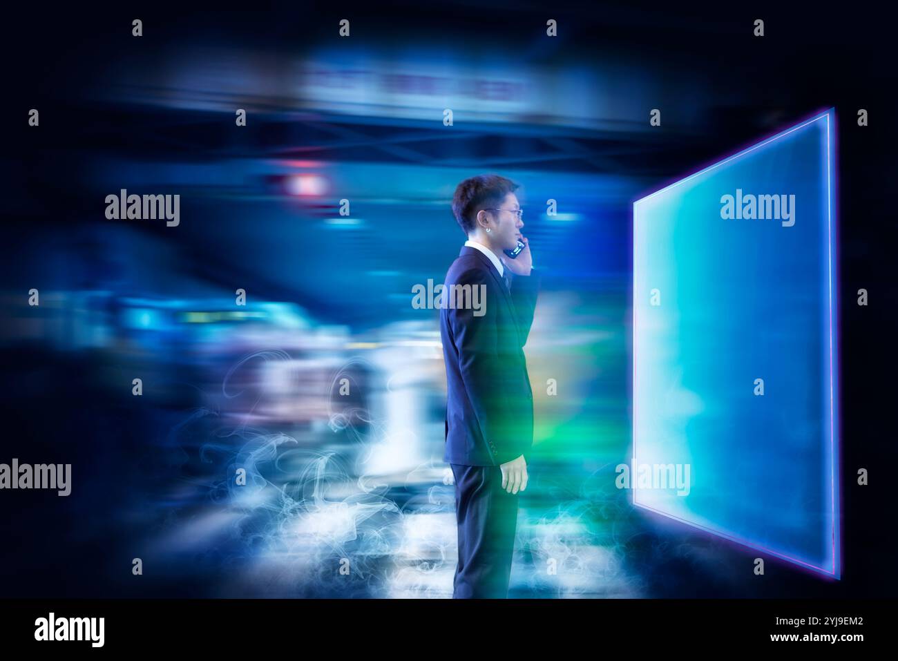 Mann im Anzug, der steht und telefoniert und überwacht Stockfoto