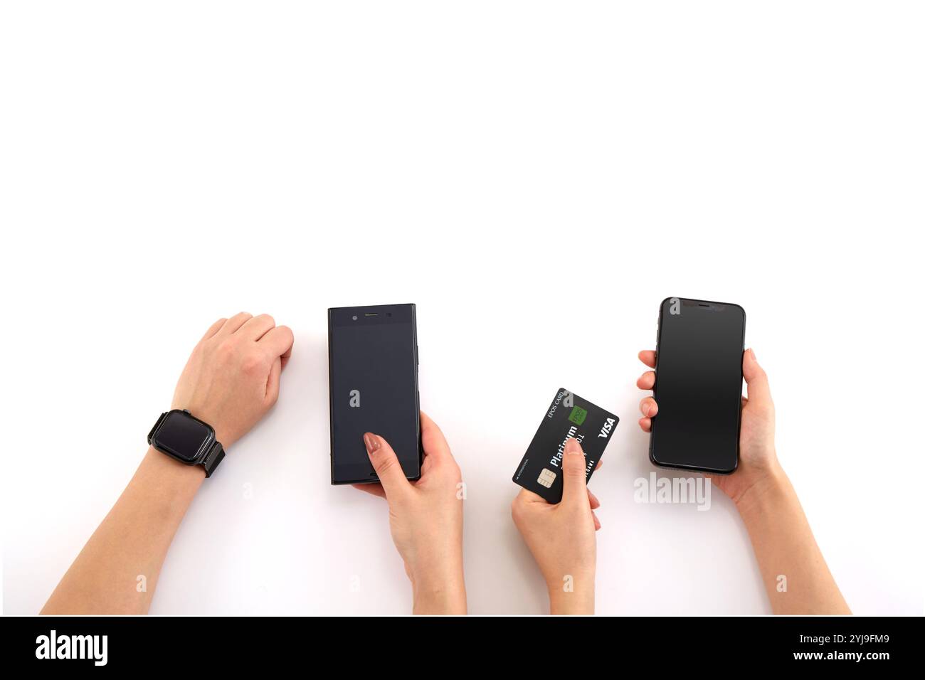 Mann und Frau halten Smartphone und Kreditkarte in der Hand Stockfoto