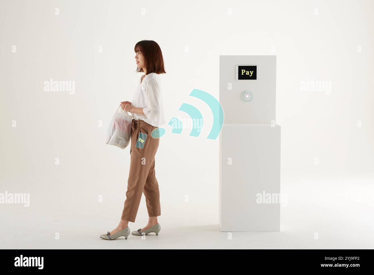 Frau, die mit Smartphone bezahlt Stockfoto