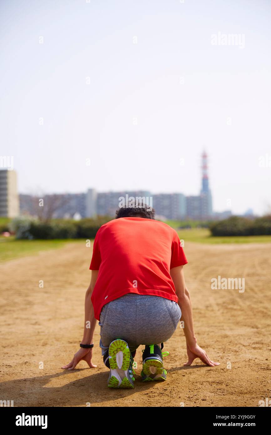 Sportler in Startposition auf dem Boden. Stockfoto