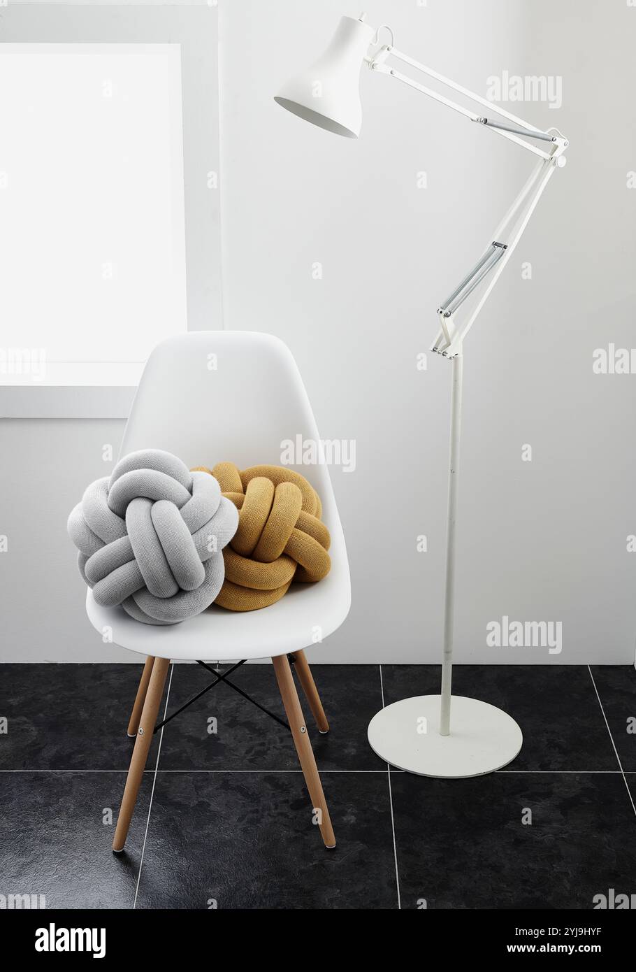 Weiße Stühle mit weißen Stehlampen und Kissen Stockfoto