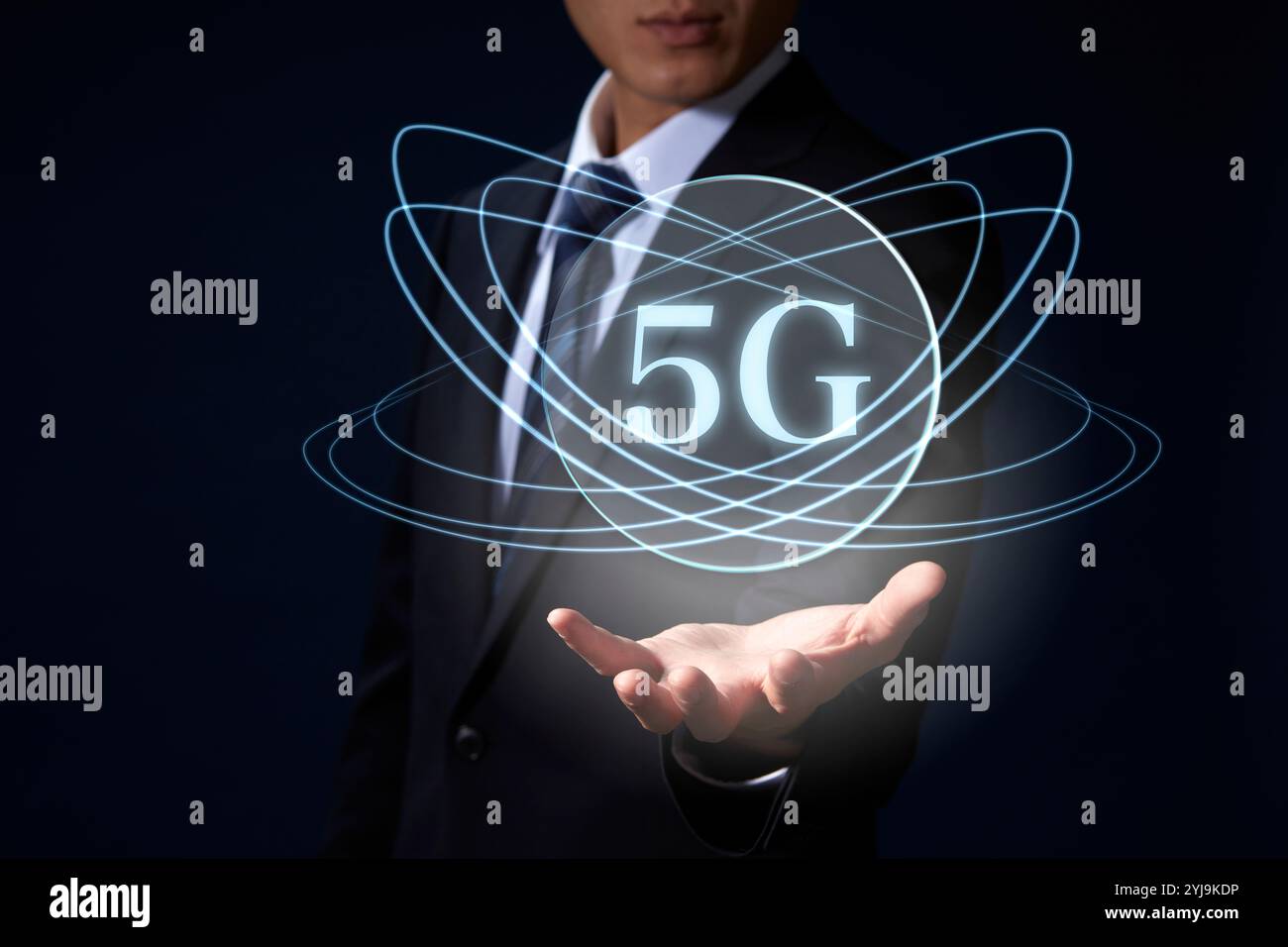 Mann im Anzug mit Händen, mehreren Lichtkurven und 5G-Text Stockfoto