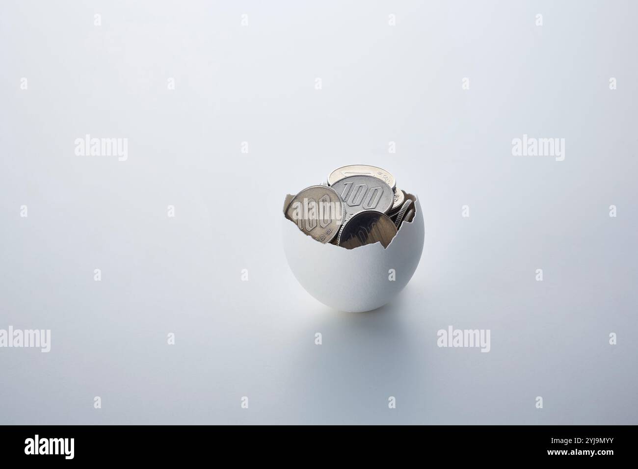 Geld in einer Eierschale Stockfoto
