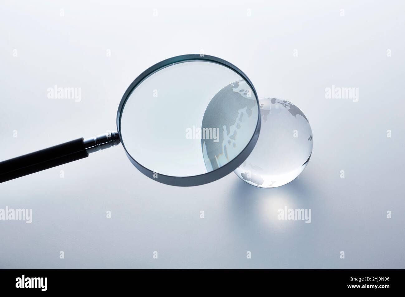 Kugel und Lupe aus transparentem Glas Stockfoto