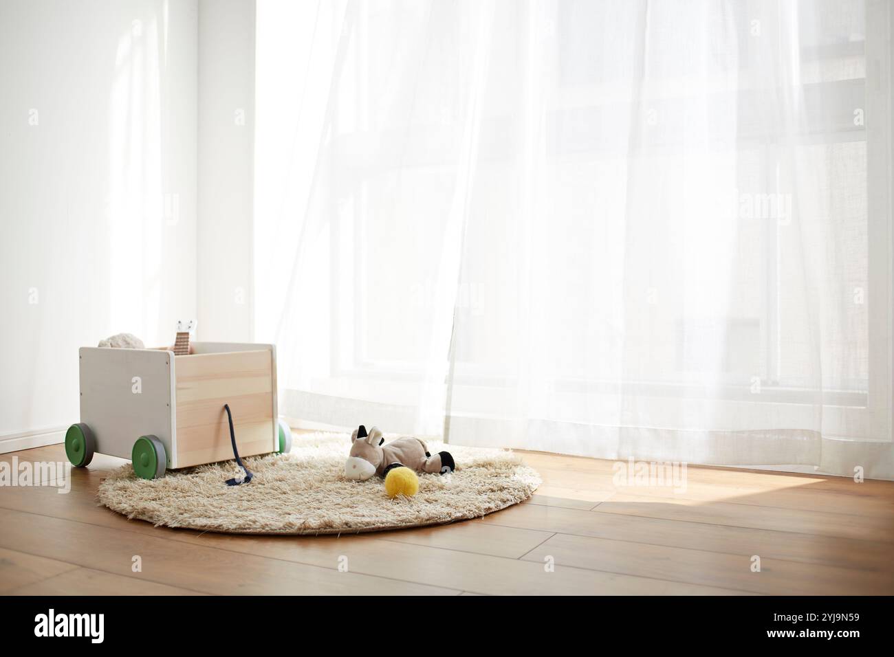 Spielzeugwagen und Stofftiere auf der Fensterbank Stockfoto