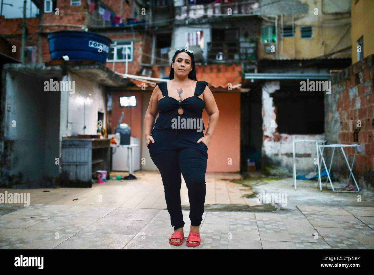 Fabiana Escobar posiert auf ihrer Terrasse in Rocinha, Rio de Janeiro. Die Ex-Ehefrau des einflussreichen brasilianischen Drogenhändlers Fabiana Escobar, auch Bibi Perigosa genannt, ist jetzt Filmemacherin in Rocinhas Favela. Ihr Leben inspirierte die brasilianische Telenovela „A Forca do Querer“, die ins Englische als Edge of Desire übersetzt wurde. In den Favelas von Rio de Janeiro, Brasilien, ist seit den späten 2000er Jahren eine Generation junger Regisseurinnen entstanden Ihr Ziel ist es, alternative Narrative zu produzieren, weit entfernt von den Klischees des Menschenhandels und der Sexualisierung von Frauen. Stockfoto