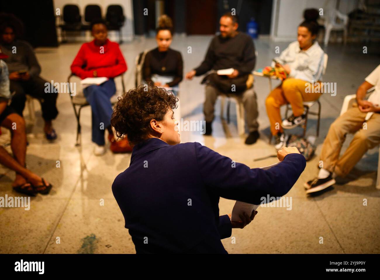Luciana Bezerra leitet einen Drehbuchworkshop an der Favela-Theaterschule von Vidigal, Nos do Morro, Rio de Janeiro. Luciana Bezerra ist eine brasilianische Filmemacherin aus der Vidigal-Favela, die Co-Regie für den Film Favela: Agora por Nos Mesmos führte. In den Favelas von Rio de Janeiro, Brasilien, ist seit den späten 2000er Jahren eine Generation junger Regisseurinnen entstanden Ihr Ziel ist es, alternative Narrative zu produzieren, weit entfernt von den Klischees des Menschenhandels und der Sexualisierung von Frauen. Stockfoto