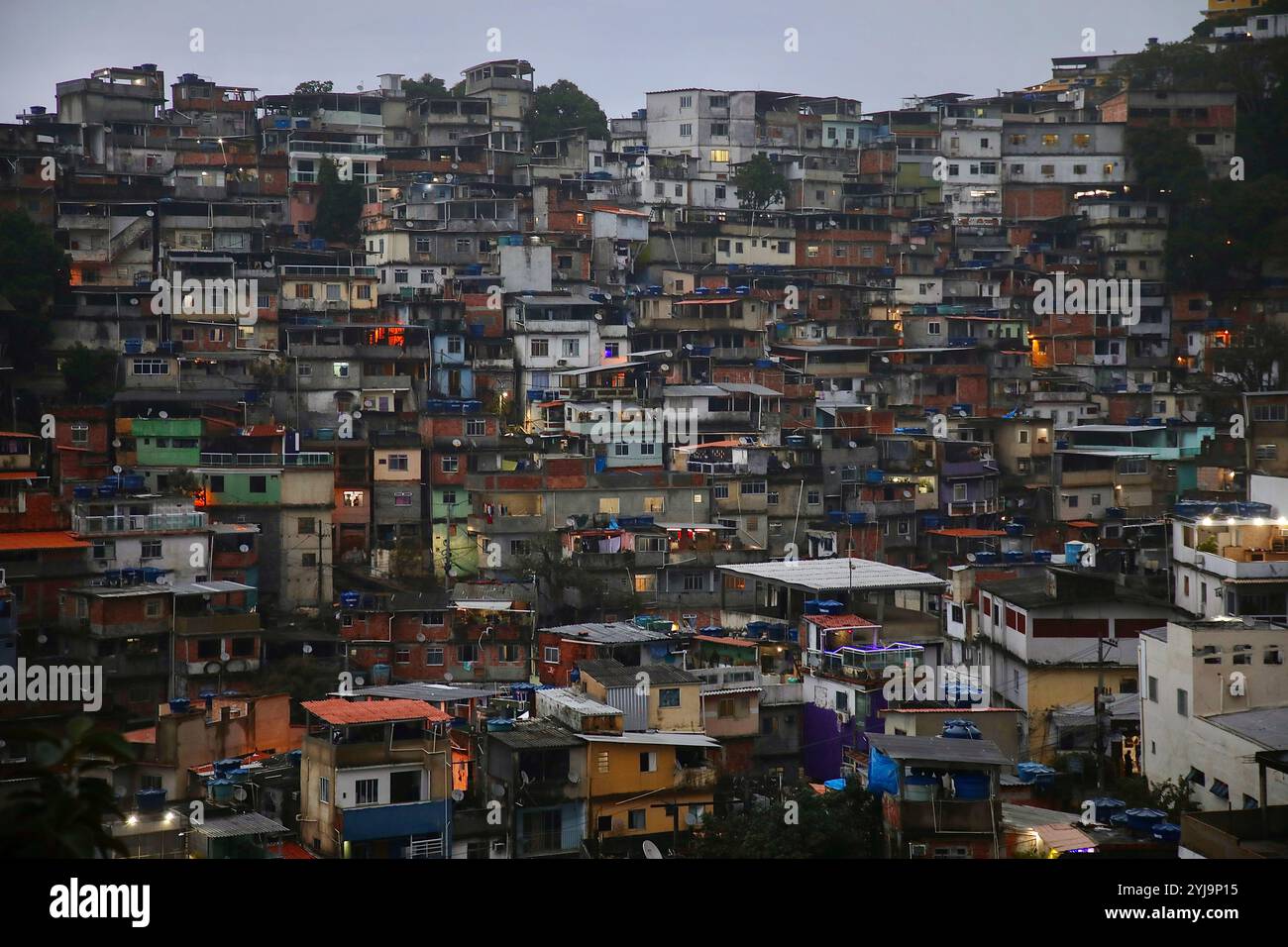 Die Vidigal Favela in Rio de Janeiro erstreckt sich zwischen den Hügeln und dem Meer. In den Favelas von Rio de Janeiro, Brasilien, ist seit den späten 2000er Jahren eine Generation junger Regisseurinnen entstanden Ihr Ziel ist es, alternative Narrative zu produzieren, weit entfernt von den Klischees des Menschenhandels und der Sexualisierung von Frauen. Stockfoto