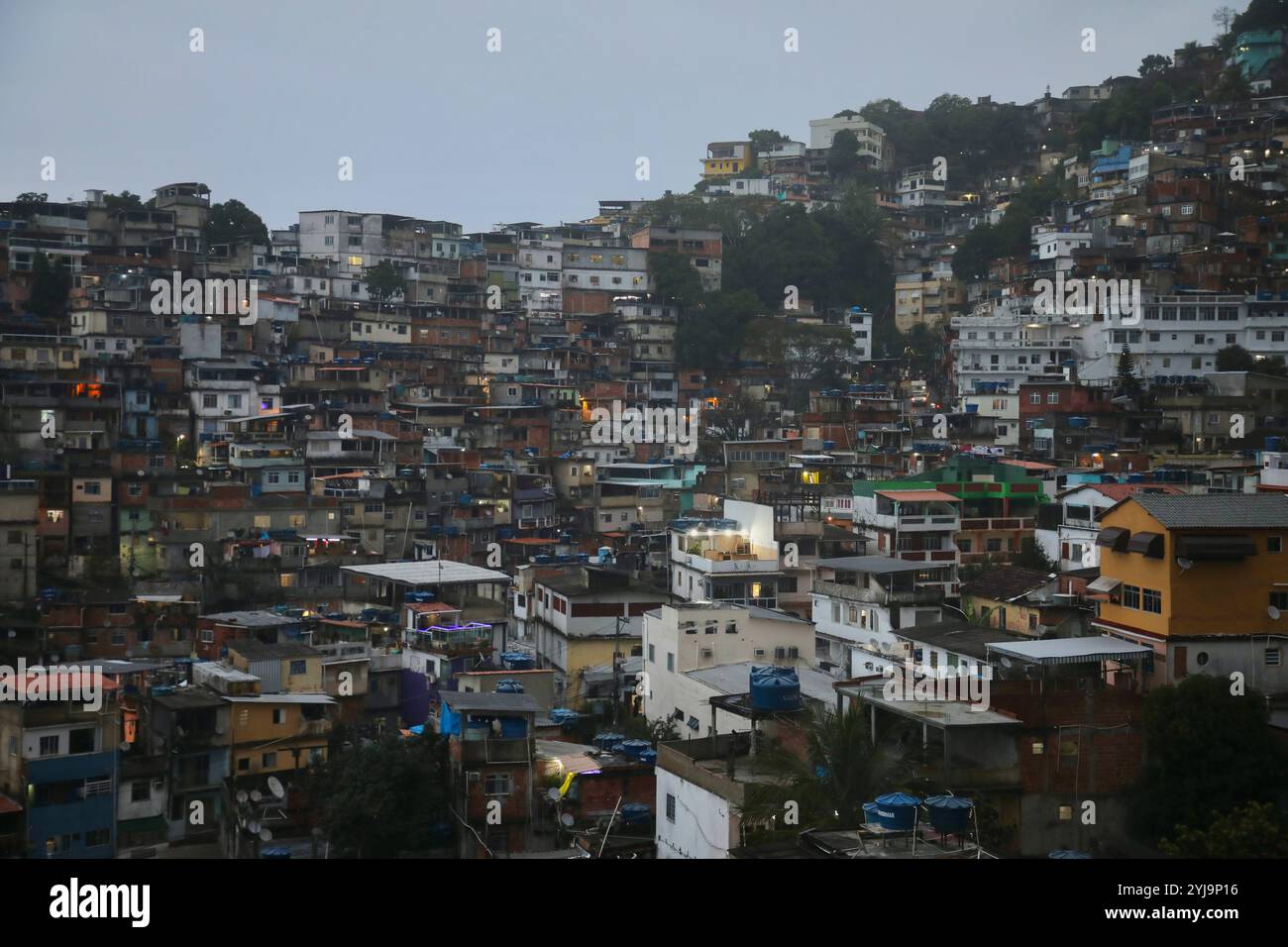 Die Vidigal Favela in Rio de Janeiro erstreckt sich zwischen den Hügeln und dem Meer. In den Favelas von Rio de Janeiro, Brasilien, ist seit den späten 2000er Jahren eine Generation junger Regisseurinnen entstanden Ihr Ziel ist es, alternative Narrative zu produzieren, weit entfernt von den Klischees des Menschenhandels und der Sexualisierung von Frauen. Stockfoto